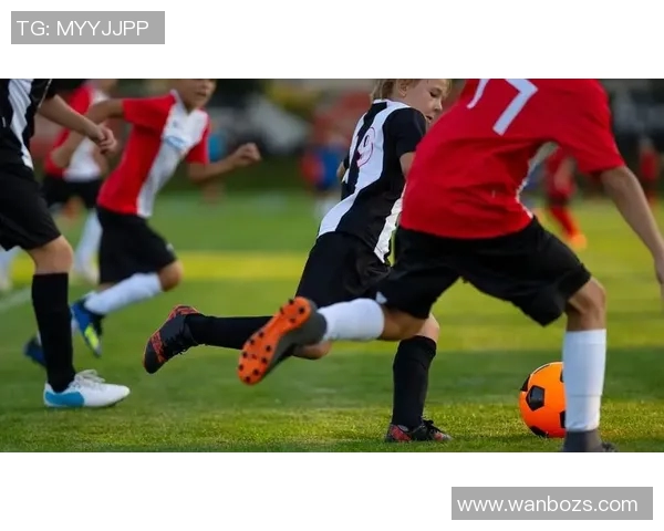 足球球星训练秘籍揭秘:从汗水到荣耀的背后故事与技巧提升 足球球星训练秘籍揭秘:从汗水到荣耀的背后故事与技巧提升